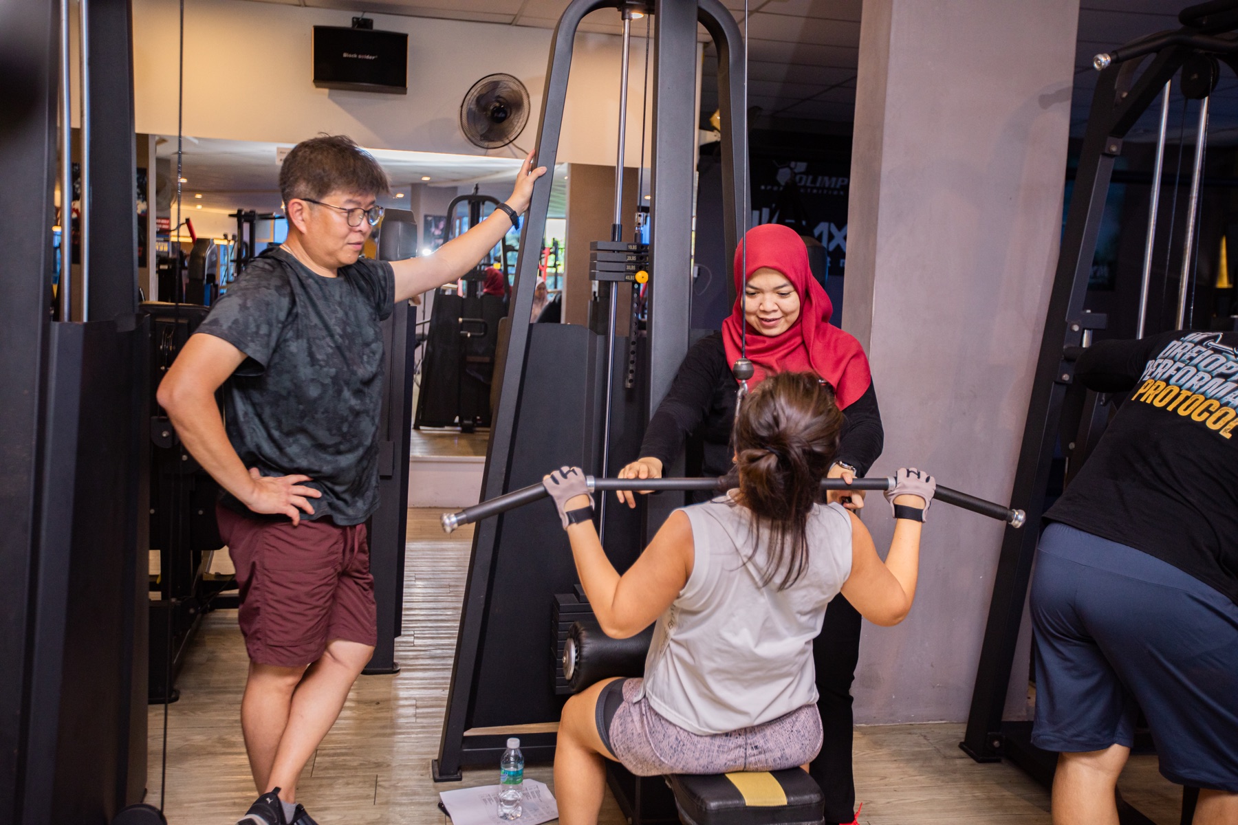 Coach Ho membimbing ahli semasa sesi resistance training.