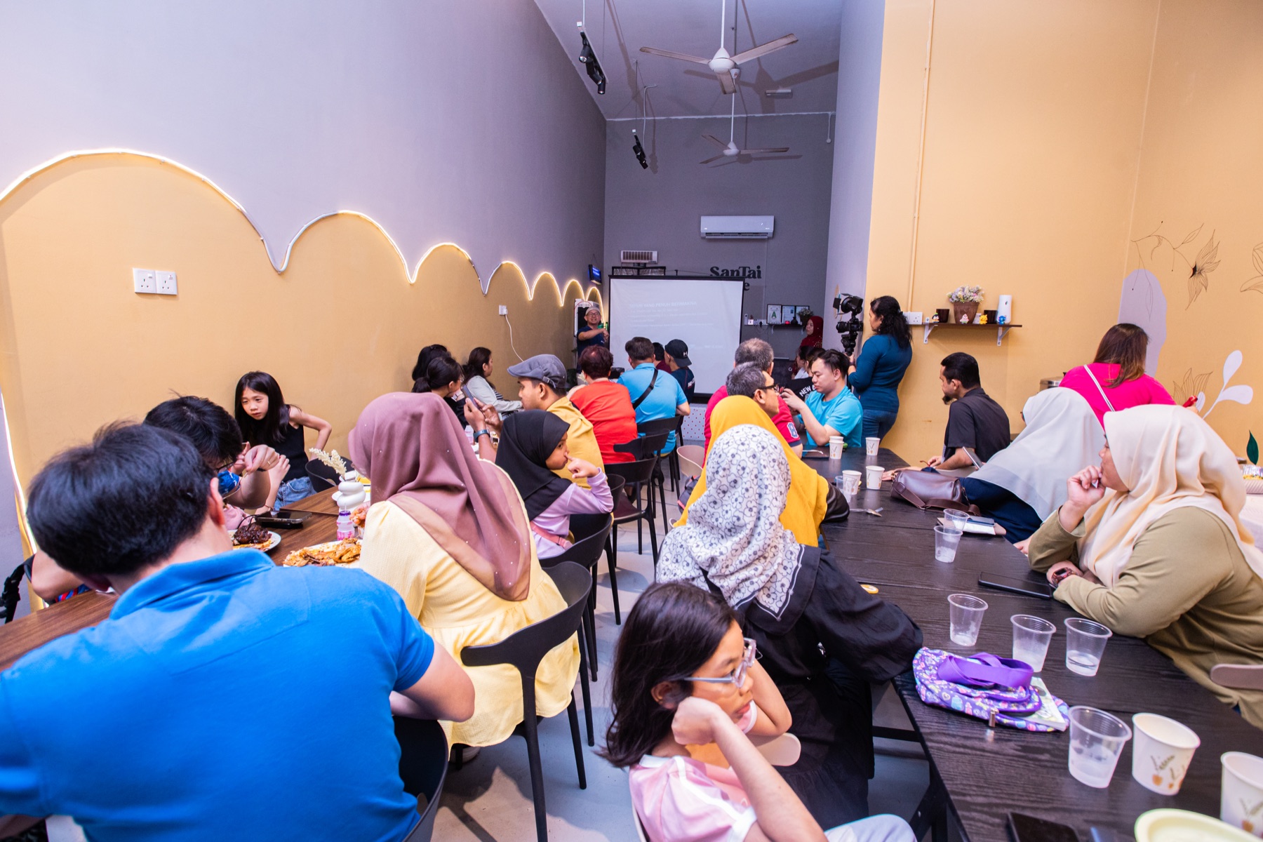 Coach Ho bercakap dalam sesi kumpulan Fat Loss Bootcamp.