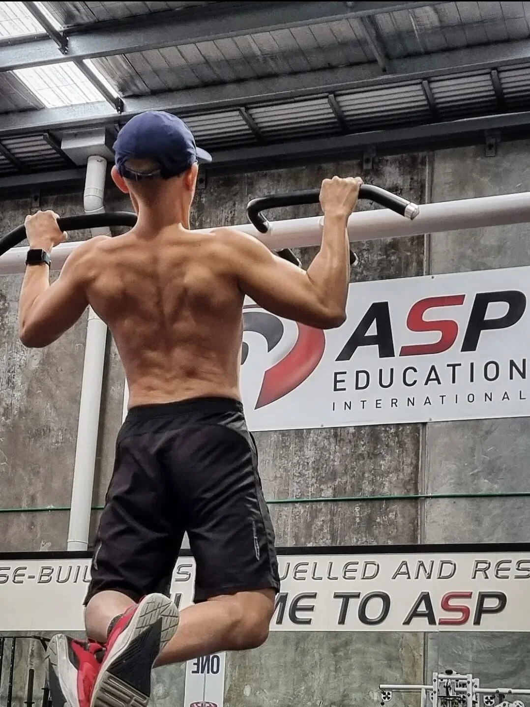 Coach Ho Yah Wen performing a pull-up